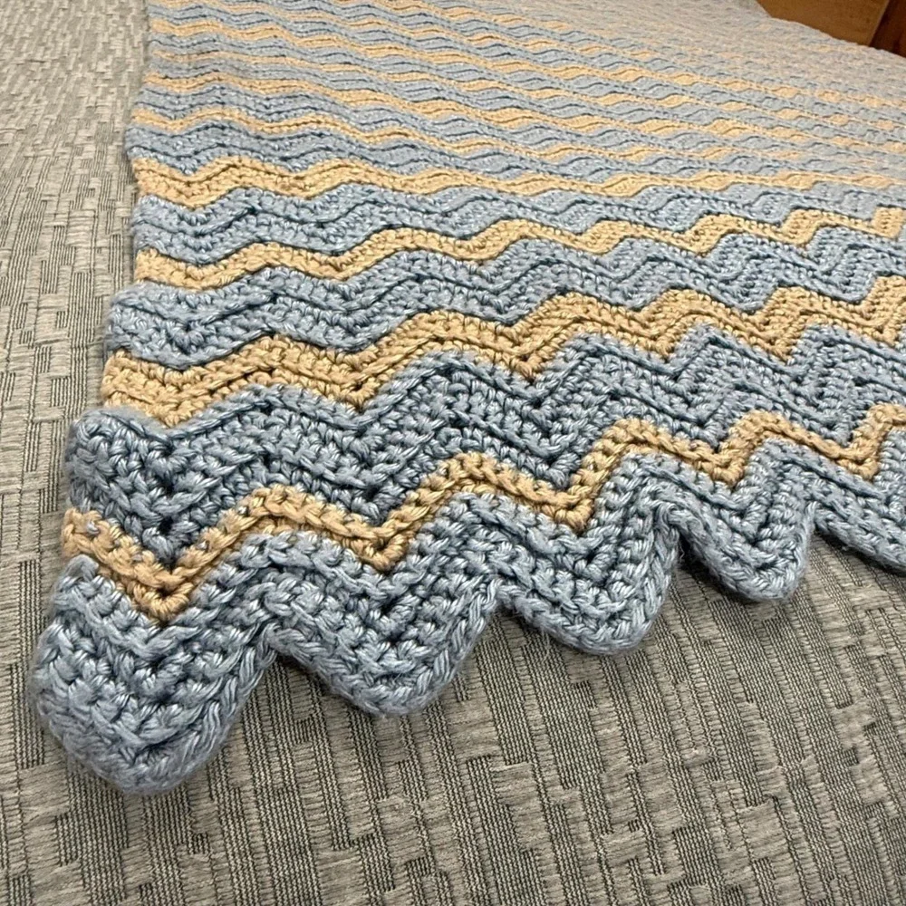Vintage Handmade Crochet  Blue‎ Beige Chevron Scalloped 45